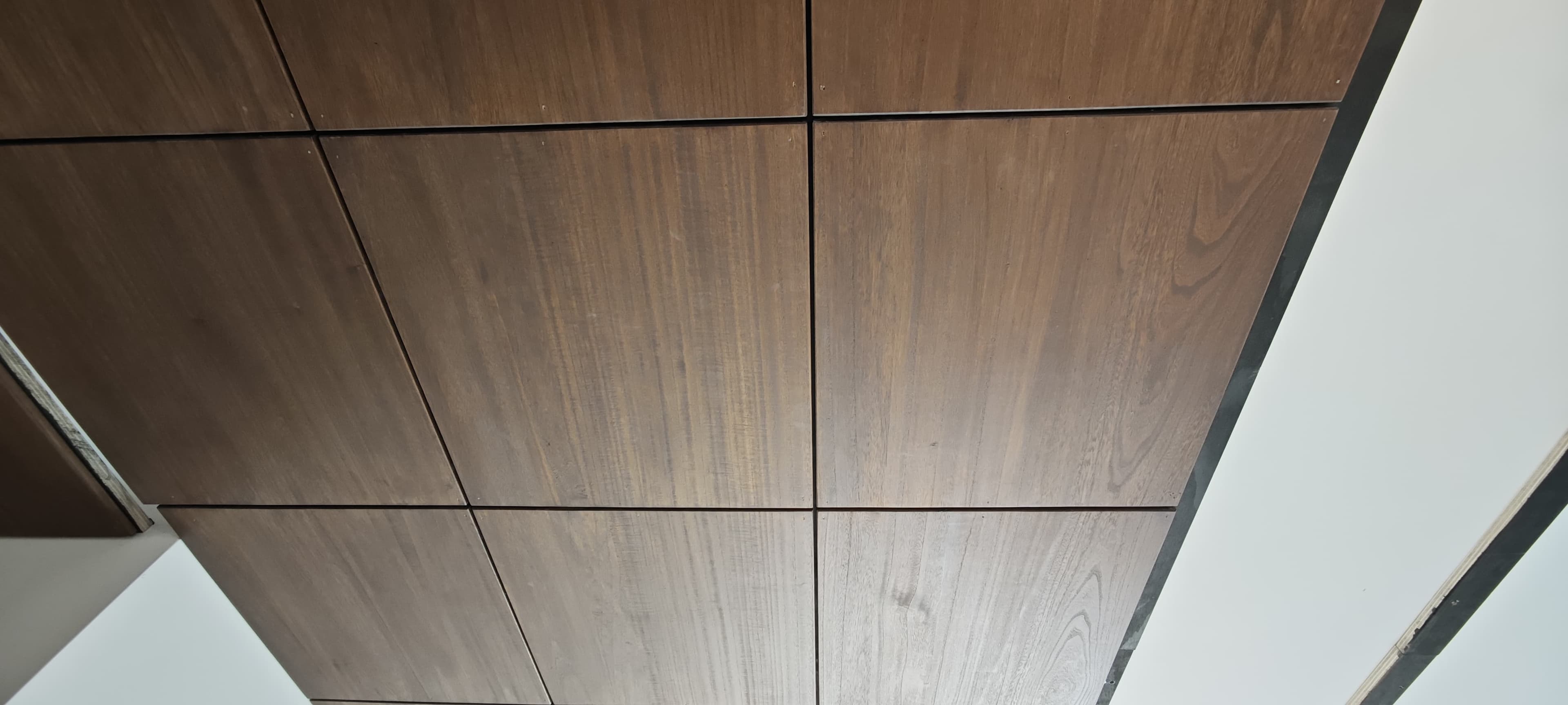Idei de tavan din lemn de Paulownia: panouri decorative ușoare pentru interior